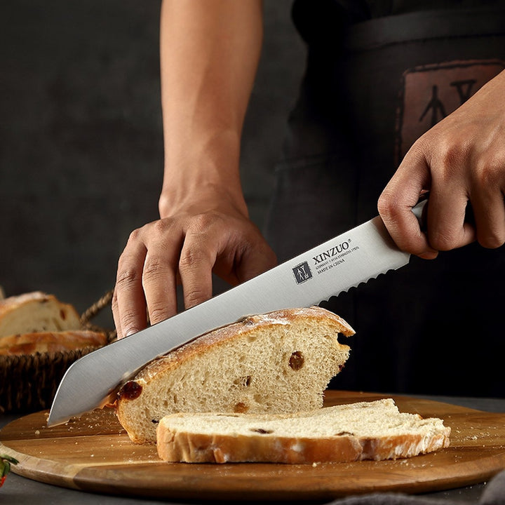 B13S Yu broodmes in gebruik bij het snijden van brood