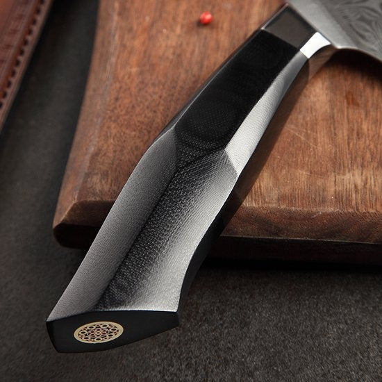 Zwart G10 handvat van een XinZuo B32 Feng mes