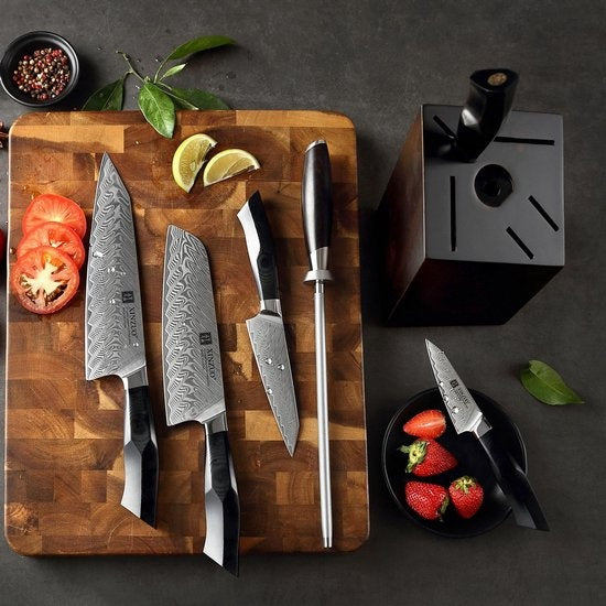 B32 Feng messenset op snijplank met tomaten en aardbeien