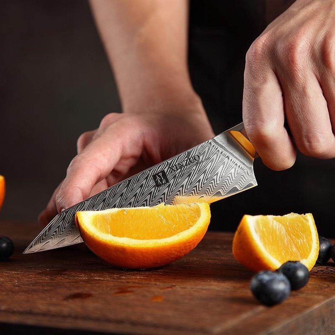 B32 Feng groentemes snijdt een sinaasappel