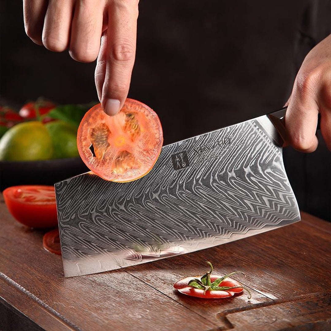 XinZuo B32 Feng cleaver snijdt een tomaat