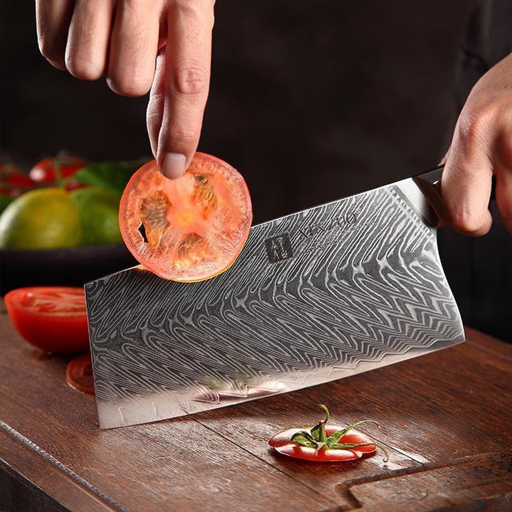 XinZuo B32 Feng cleaver snijdt een tomaat