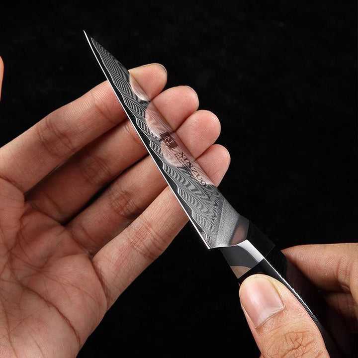 XinZuo B32 Feng schilmes met damastpatroon in een hand