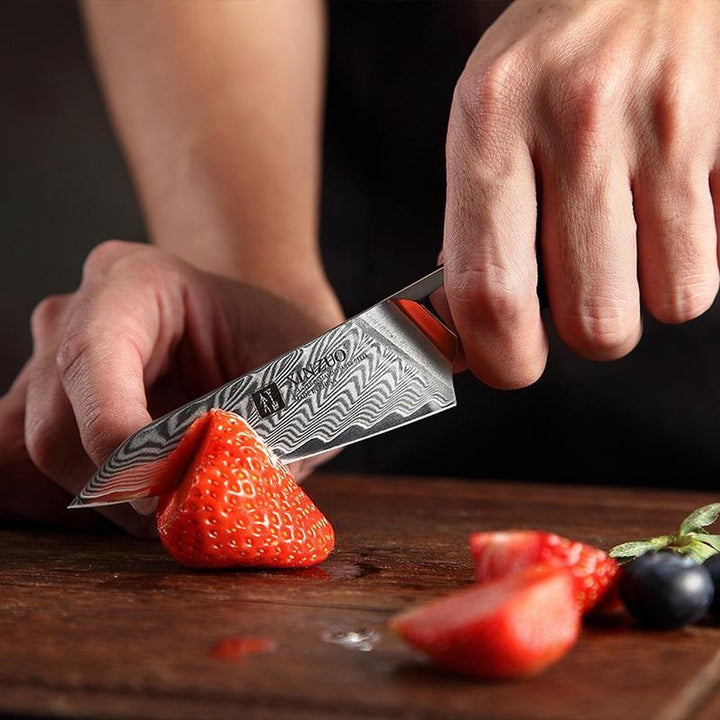 XinZuo B32 Feng schilmes snijdt een aardbei op een plank