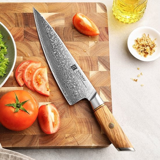 XinZuo B37 Lan koksmes met tomaten en salade op plank