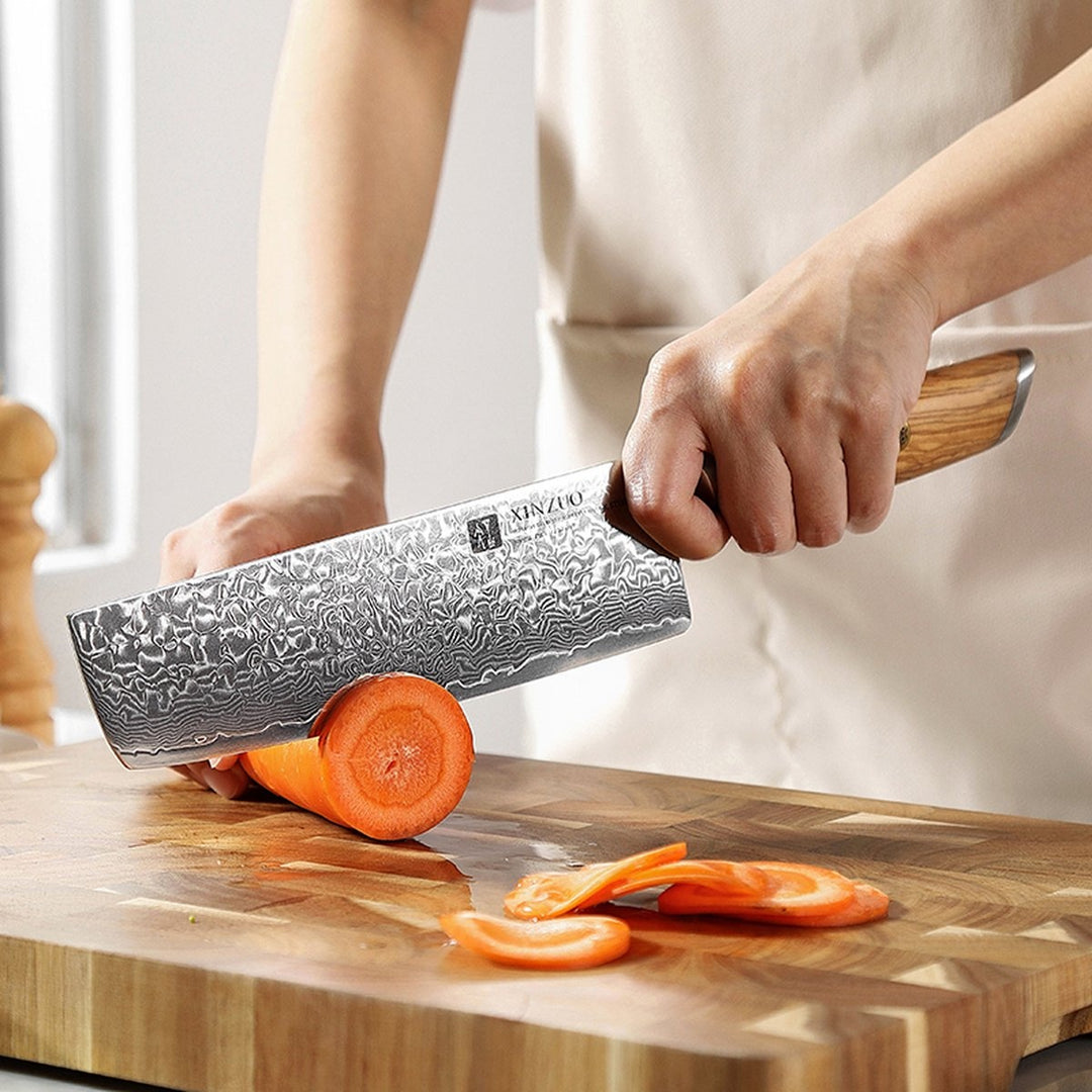 B37 Lan nakiri mes snijdt wortel op plank