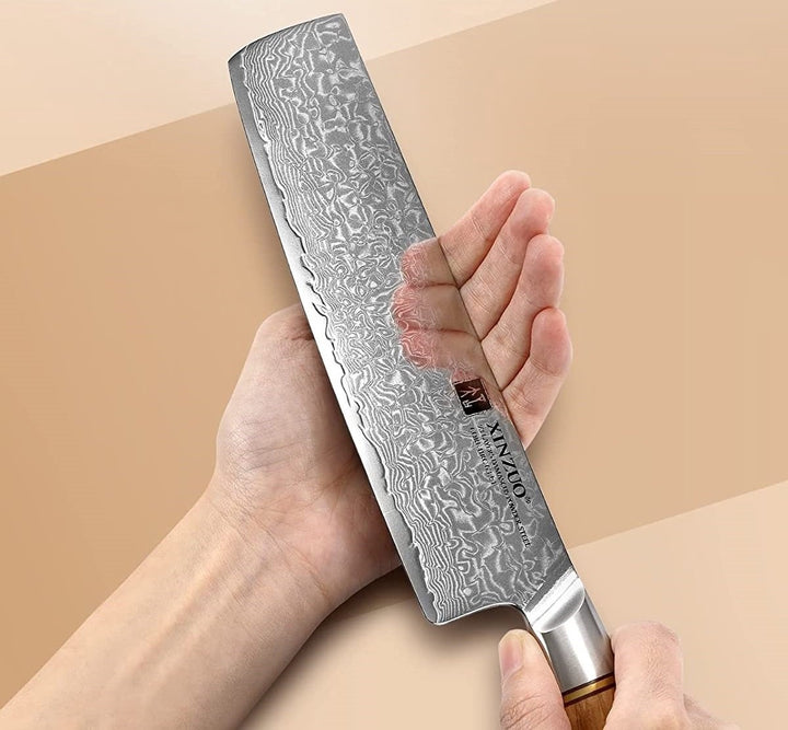 Damascus lemmet van het B37 Lan nakiri mes in de hand