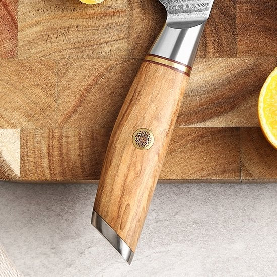 Houten handvat van het XinZuo B37 Lan schilmes op een snijplank