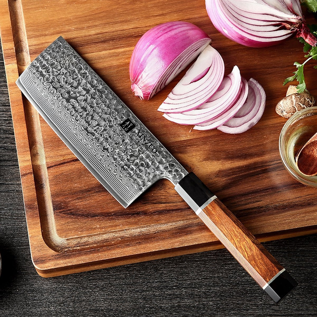 XinZuo PM8 Zhen nakiri mes met gesneden rode ui
