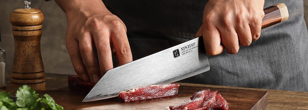 XinZuo bunka snijdt vlees op een houten snijplank